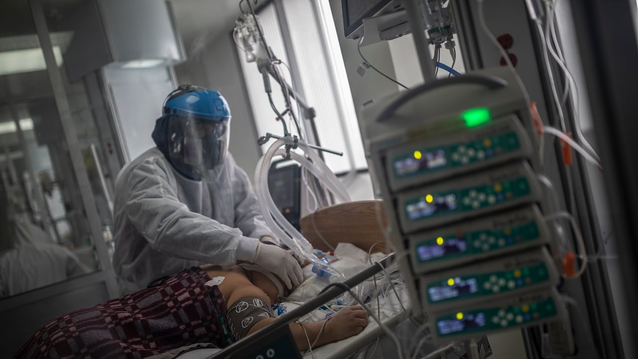 El Reino Unido, uno de los países más afectados por la pandemia con casi 149.000 muertes, se enfrenta a una disparada en el número de nuevos casos (más de 137.000 casos en Inglaterra y Gales el domingo) atribuidas a ómicron.
FOTO: ESTEBAN VEGA LA-ROTTA
REVISTA SEMANA