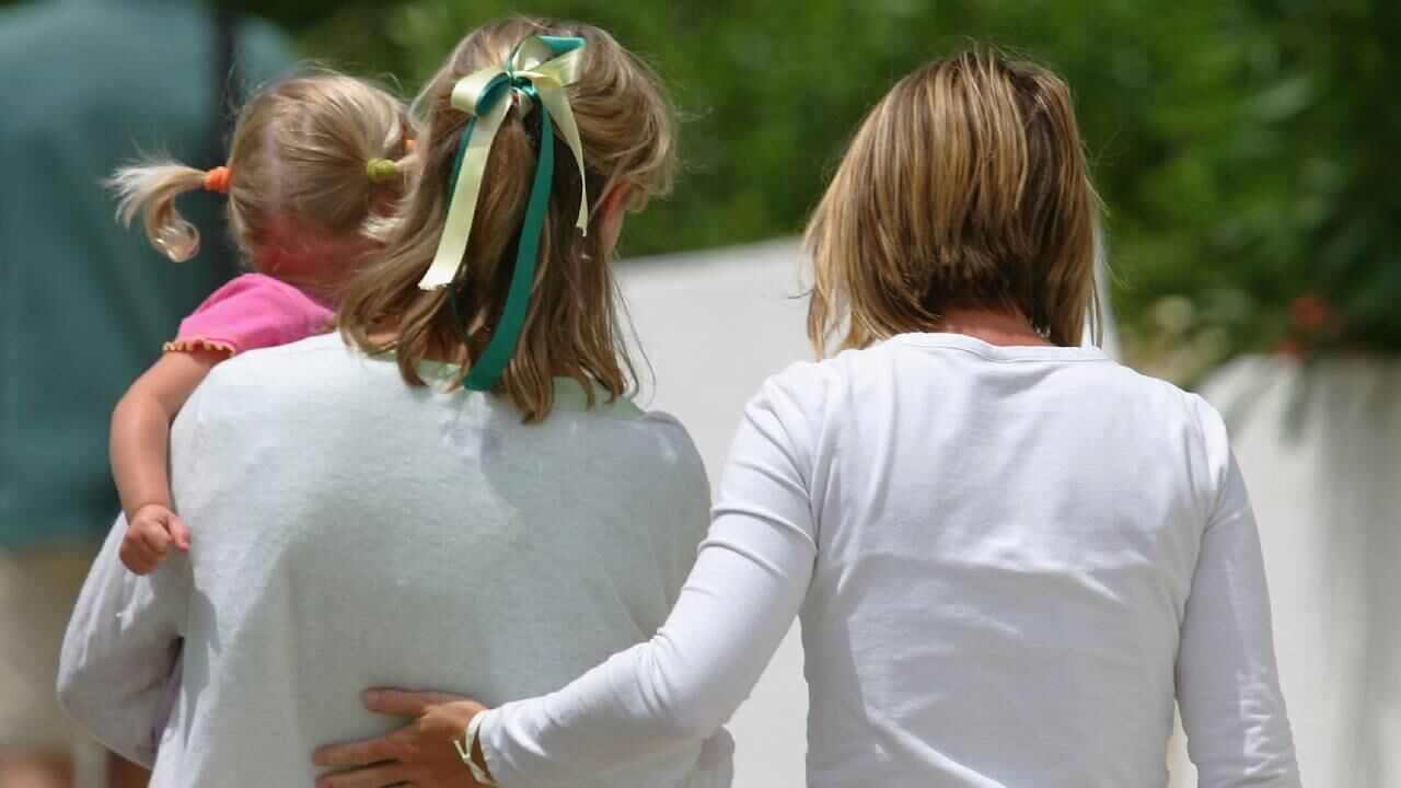 Kate, la madre de la niña desaparecida Madeleine, junto a su otra pequeña hija, Amelie.