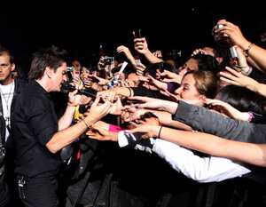 Como si dedicara sus canciones, el cantante Juanes se paró frente a sus fans para cantarles varios éxitos de su álbum “La vida es un ratico”.