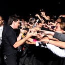 Como si dedicara sus canciones, el cantante Juanes se paró frente a sus fans para cantarles varios éxitos de su álbum “La vida es un ratico”.