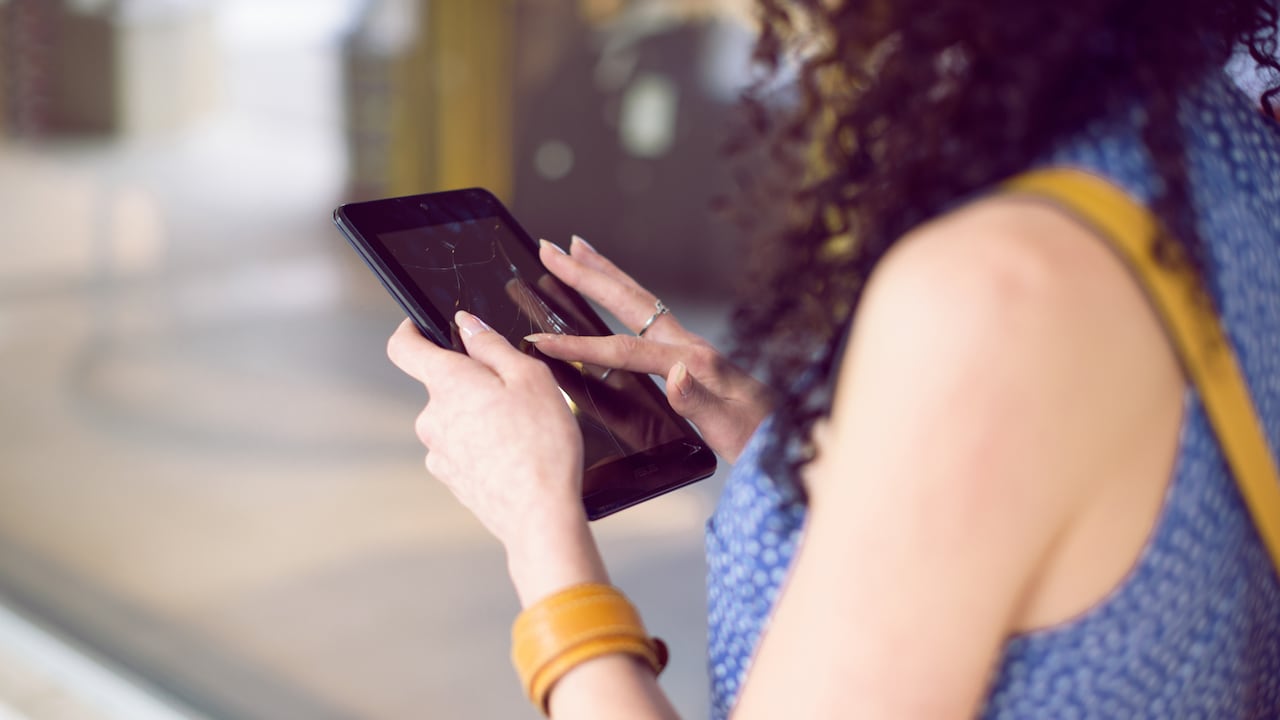 La pantalla puede rayarse si entra en contacto con objetos más duros que el vidrio, como piedras, llaves o arena.