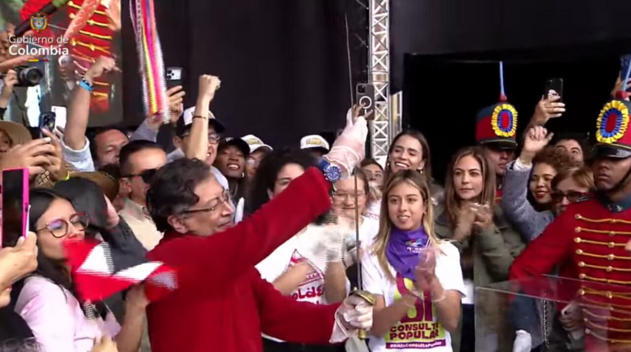 Presidente Gustavo Petro y espada de Simón Bolívar.