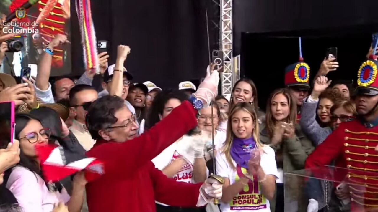 Presidente Gustavo Petro y espada de Simón Bolívar.