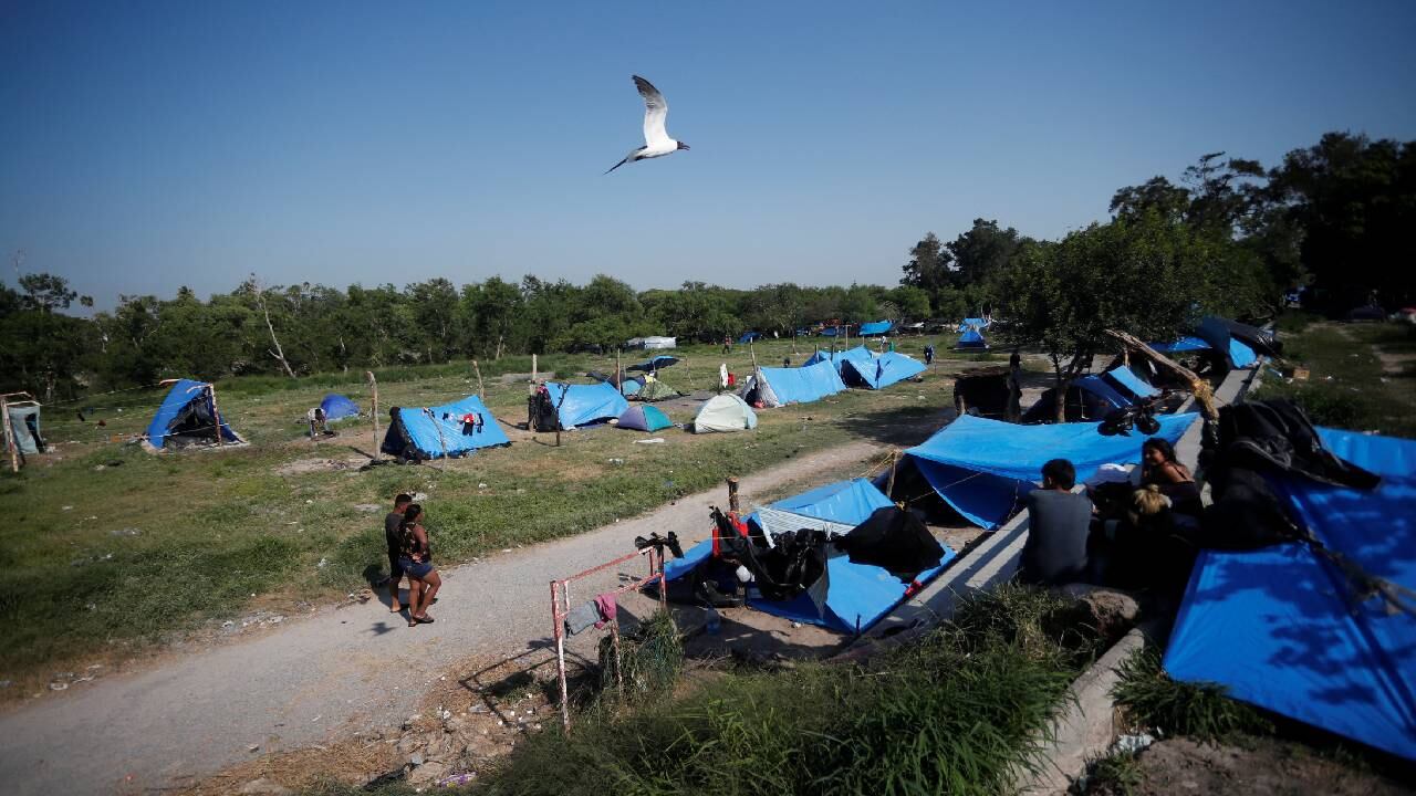 La nueva política de asilo de Biden deja varados a algunos migrantes en la frontera con México mientras las condiciones empeoran.