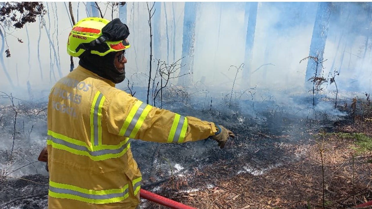 Los bomberos atienden la emergencia en los cerros orientales de Bogotá