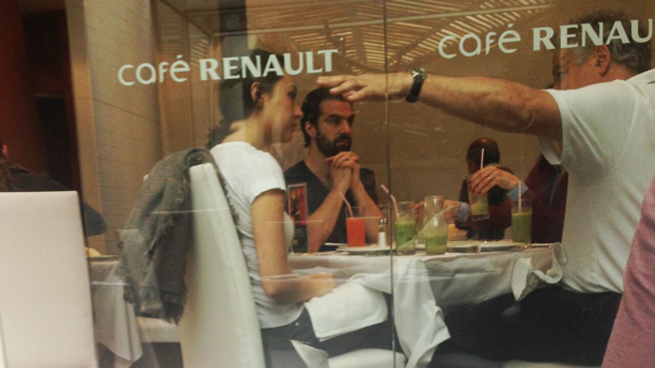 Reapareció Mélanie Delloye-Betancourt, la hija de Ingrid Betancourt, en un restaurante en el norte de Bogotá