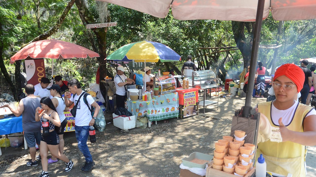 Los vendedores ambulantes, como estos de Cali, son mayoritariamente informales y trabajan por cuenta propia a sol y a sombra. Foto José L Guzmán. El País, marzo 17-24