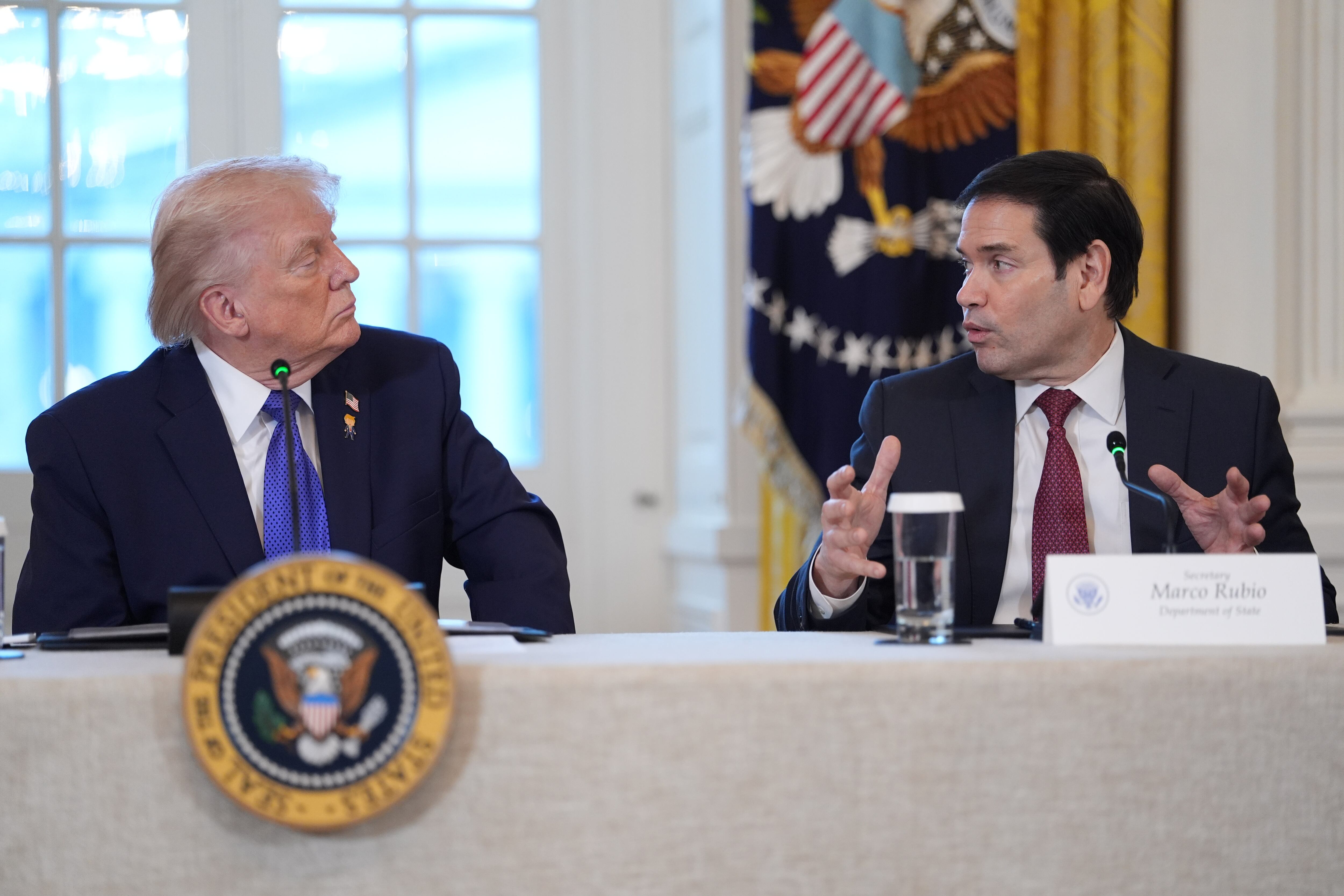 El presidente Donald Trump escucha al secretario de Estado Marco Rubio durante una reunión con ejecutivos petroleros en la Sala Este de la Casa Blanca.