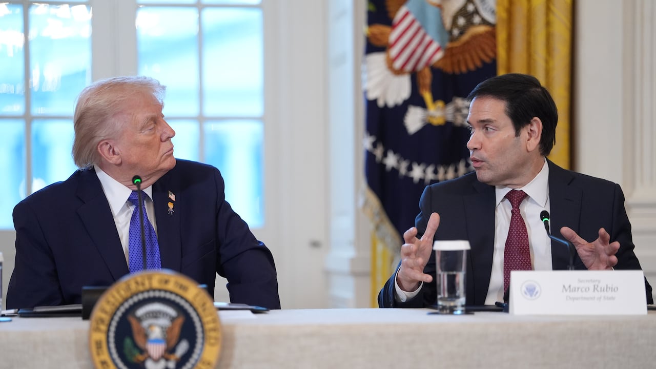 El presidente Donald Trump escucha al secretario de Estado Marco Rubio durante una reunión con ejecutivos petroleros en la Sala Este de la Casa Blanca.