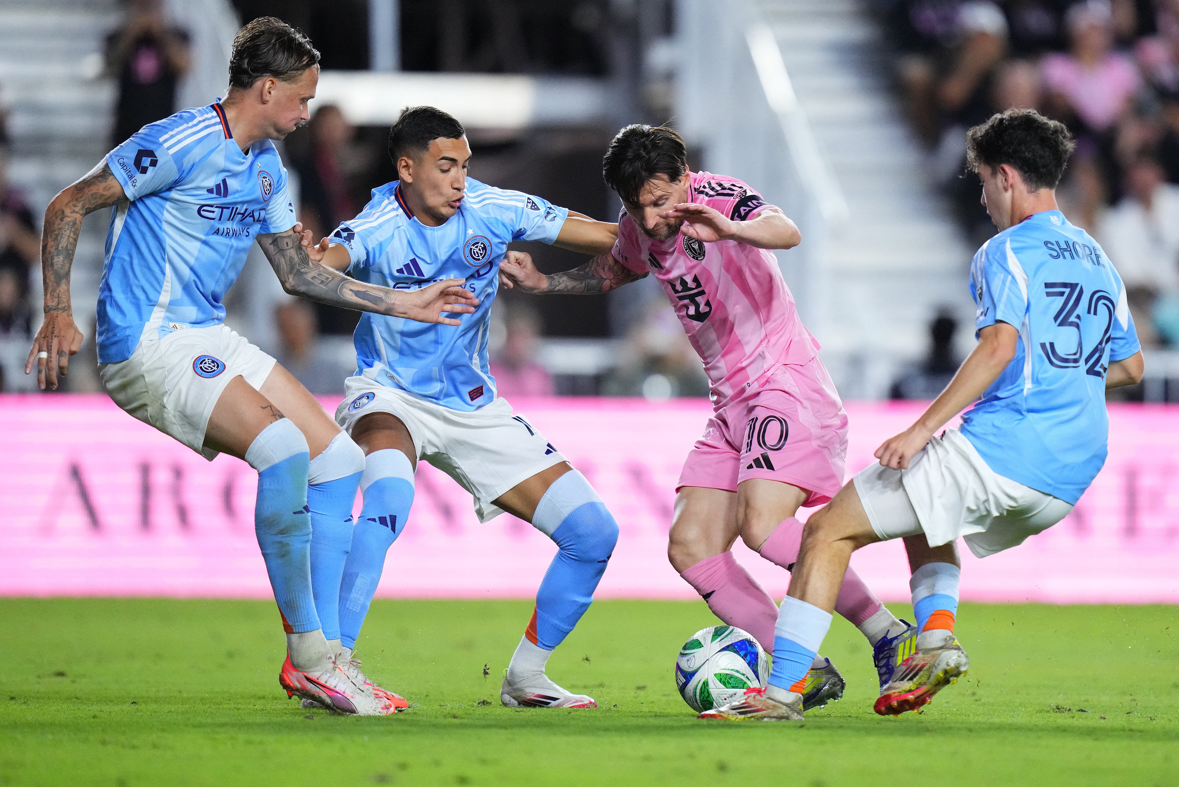 Lionel Messi #10 del Inter Miami CF lucha por el balón con Juli�n Fern�ndez #11 del New York City durante el partido de la MLS entre el Inter Miami CF y el New York City FC en el Chase Stadium el 22 de febrero de 2025 en Fort Lauderdale, Florida.