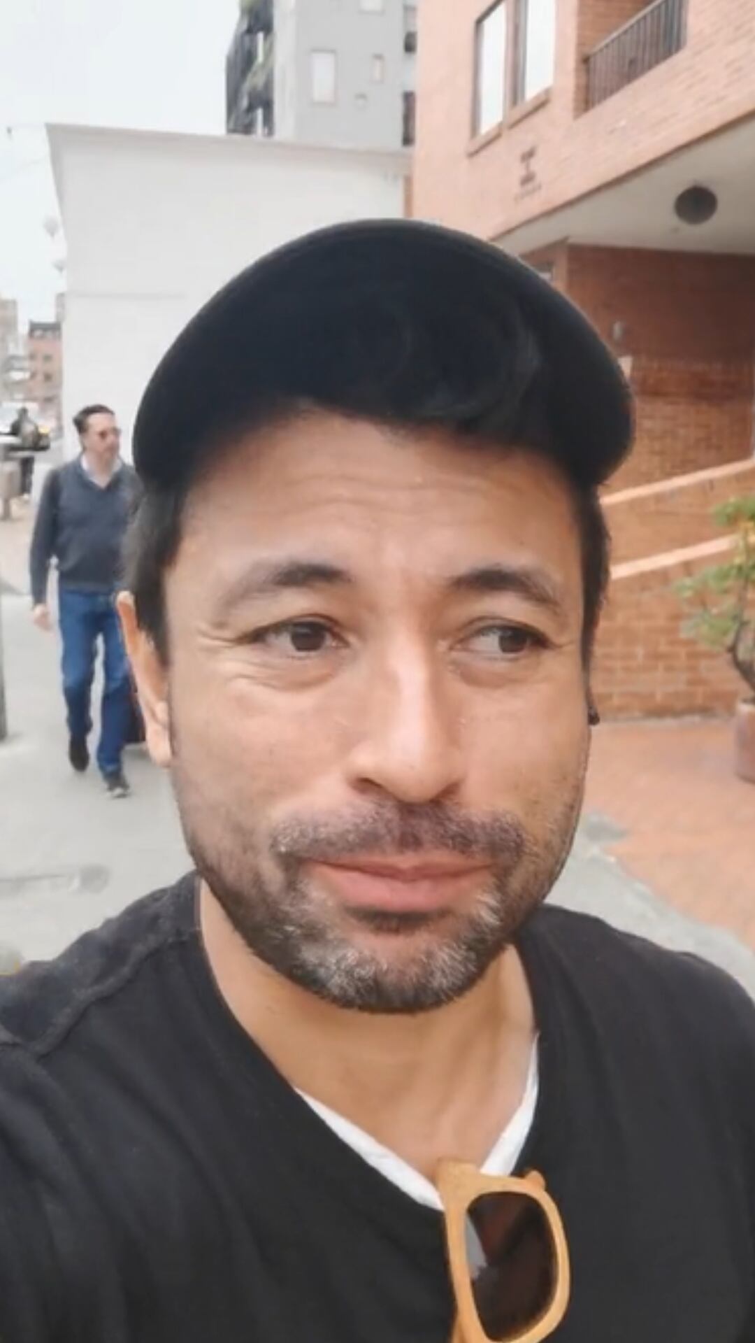 Adrián Parada contando detalles de su encuentro con algunos niños en Bogotá.