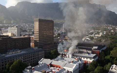 Las llamas se detectaron hacia las 05:00 a.m. (hora local) en el ala más antigua del edificio, donde se hallan las salas cubiertas de madera preciosa y donde antes estaban los escaños de los diputados.