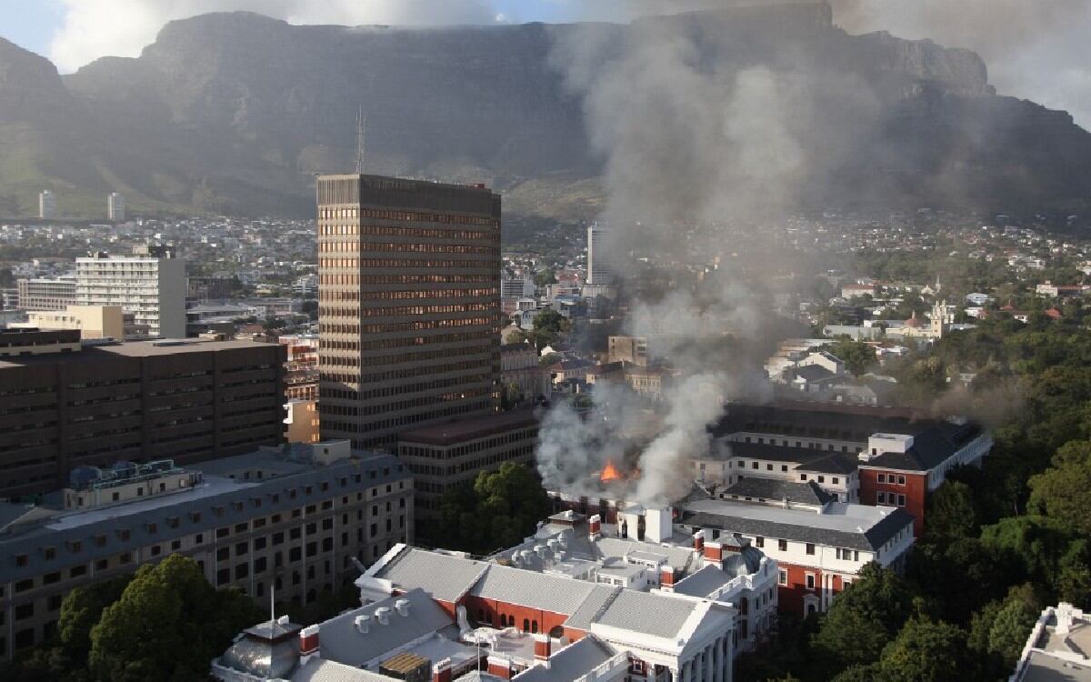 Las llamas se detectaron hacia las 05:00 a.m. (hora local) en el ala más antigua del edificio, donde se hallan las salas cubiertas de madera preciosa y donde antes estaban los escaños de los diputados.