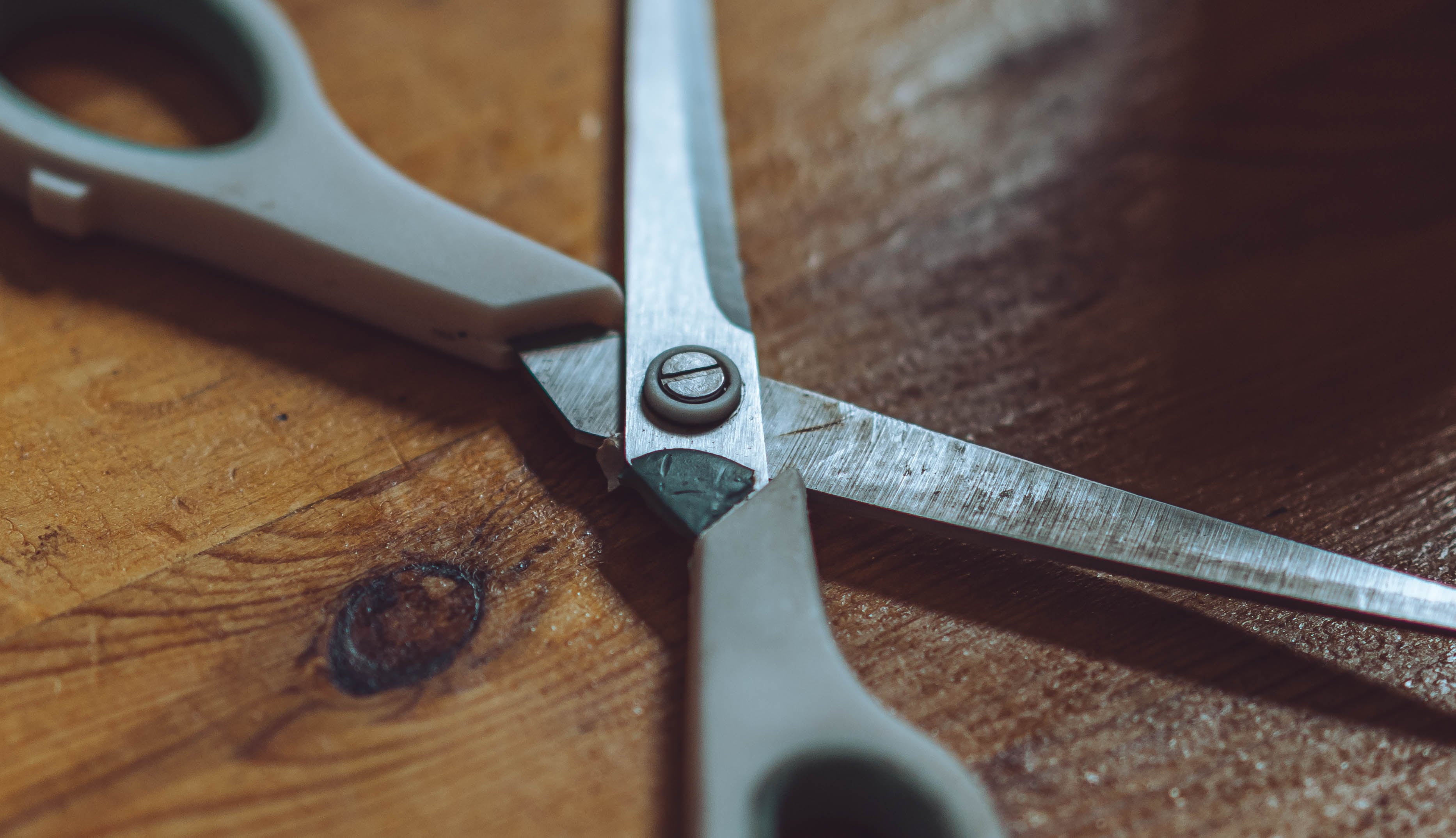 Entre el azar y la creencia: explorando las interpretaciones de una tijera caída