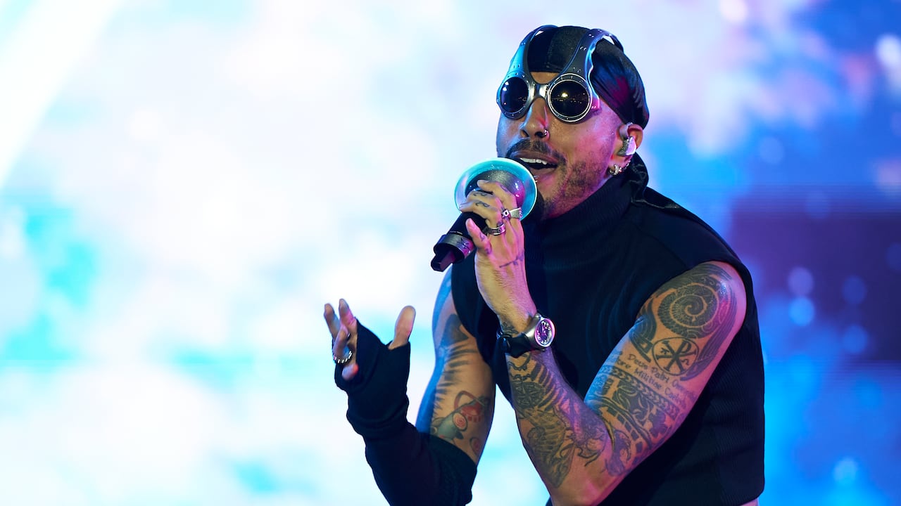 El cantante puertorriqueño Rauw Alejandro actúa en concierto en la Ciudad de Las Artes y Las Ciencias el 26 de agosto de 2023 en Valencia, España. (Foto de Manuel Queimadelos Alonso/Redferns)