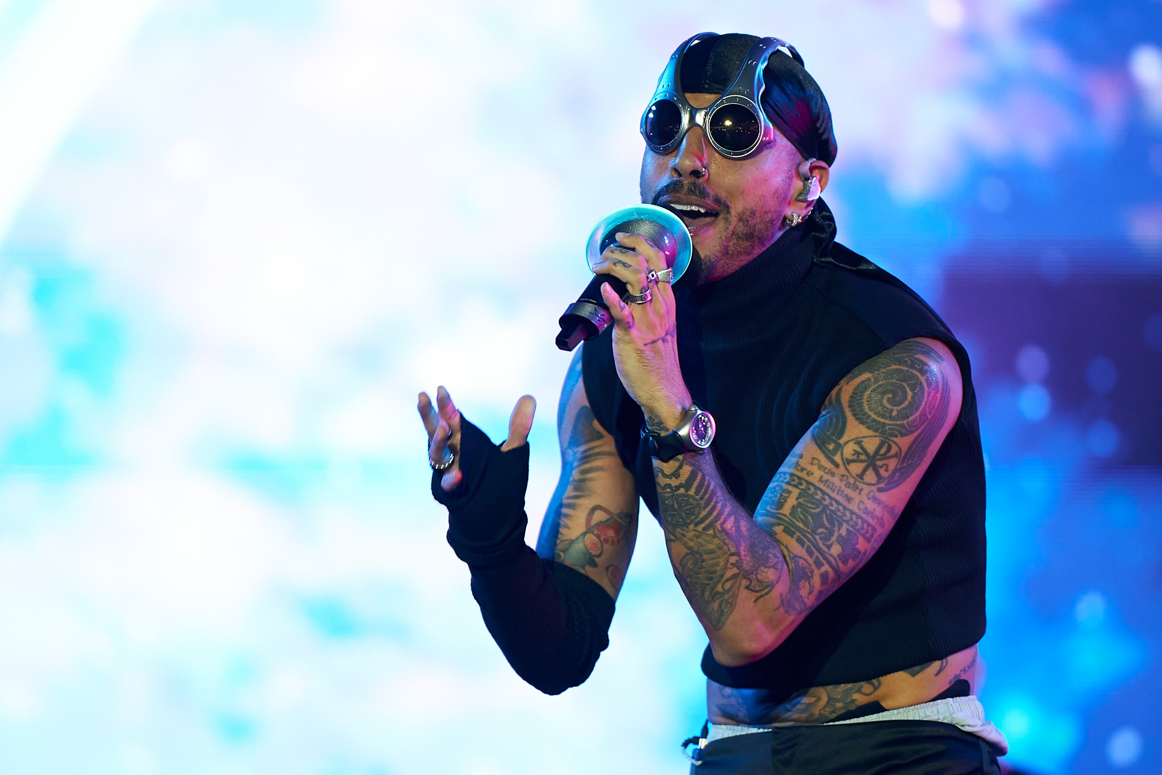 El cantante puertorriqueño Rauw Alejandro actúa en concierto en la Ciudad de Las Artes y Las Ciencias el 26 de agosto de 2023 en Valencia, España. (Foto de Manuel Queimadelos Alonso/Redferns)