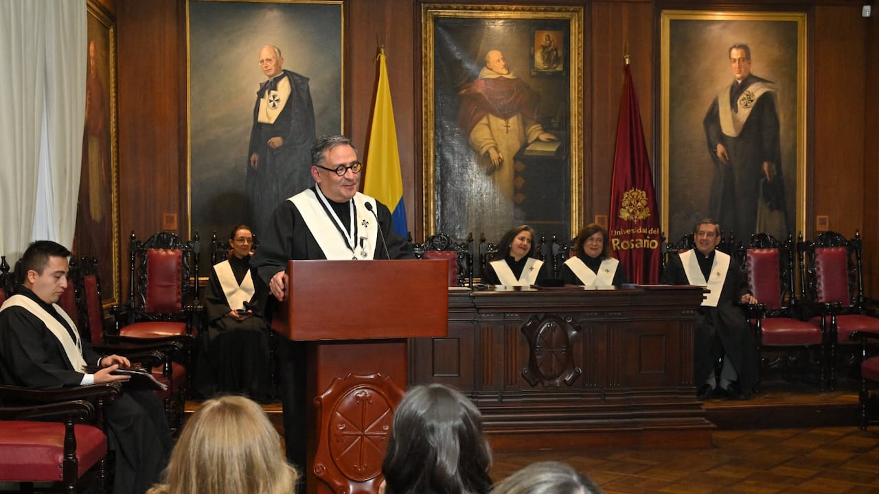 El jurista Alejandro Venegas recibió la órden del fundador de la Universidad del Rosario.