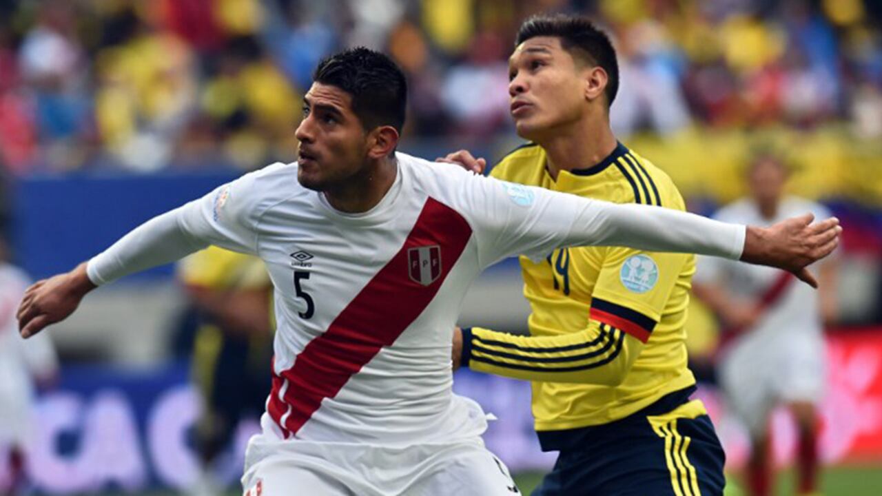 El defensa peruano Carlos Zambrano (I) y el delantero colombiano (D) Teófilo Gutiérrez luchan por el balón.