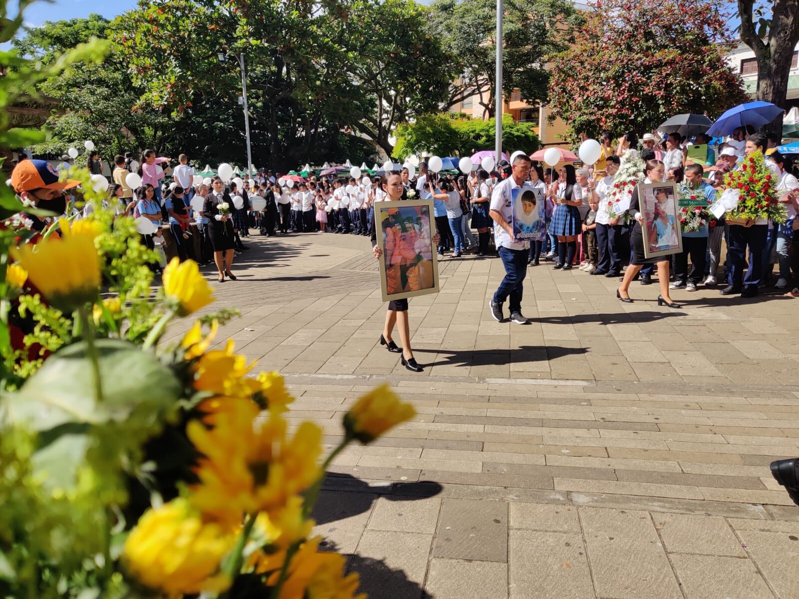 Unidades de socorro lograron rescatar a 19 menores.