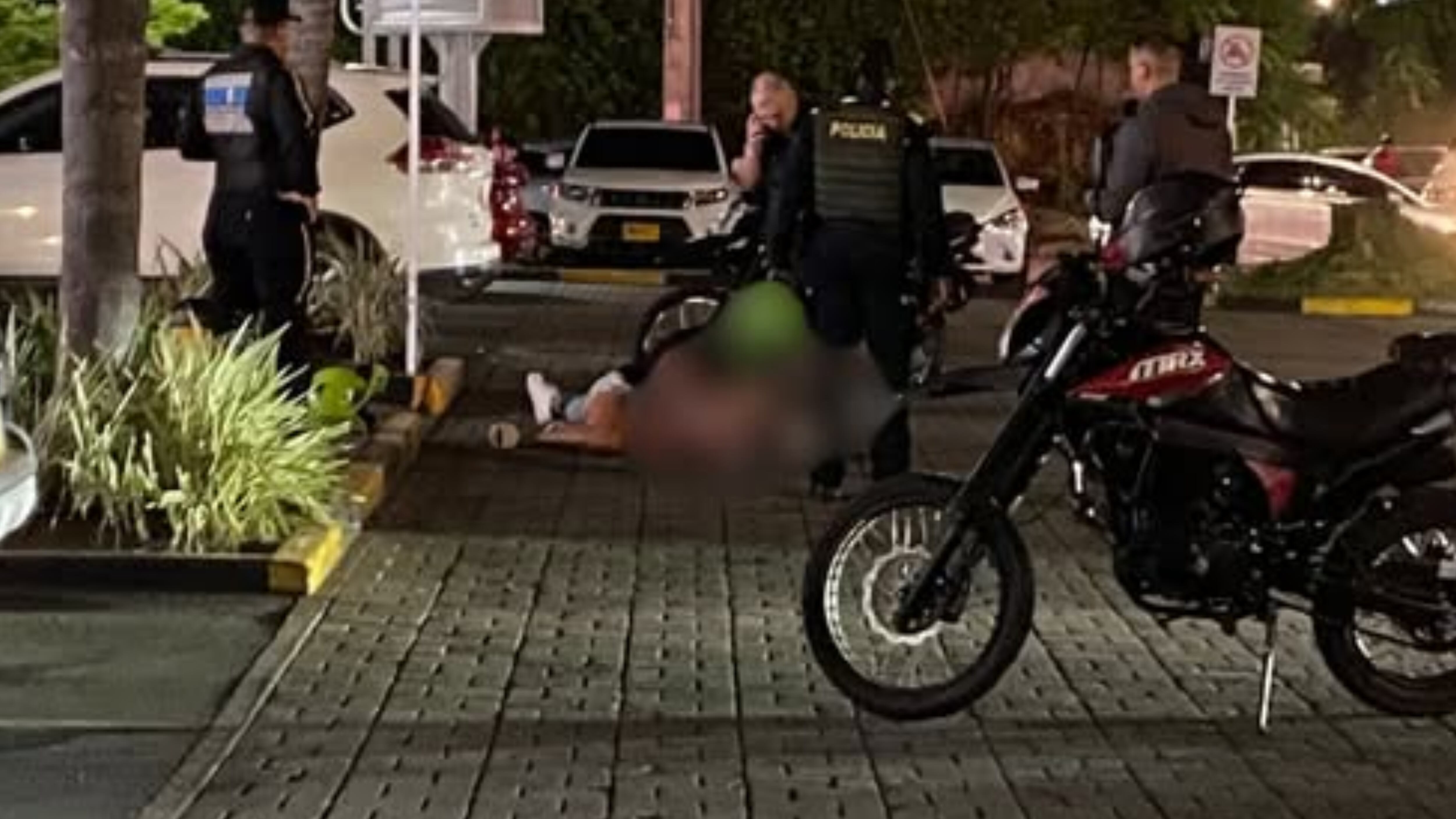 Identifican a hombre asesinado en balacera tras riña en parqueadero de centro comercial en Cali.
