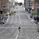 A food delivery worker rides in the central business district of Sydney on June 26, 2021, as Australia's largest city entered a two-week lockdown to contain an outbreak of the highly contagious Delta variant. (Photo by Saeed KHAN / AFP)