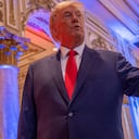 El expresidente de Estados Unidos, Donald Trump, habla con la prensa en los terrenos de su complejo turístico Mar-a-Lago en la noche de las elecciones de mitad de mandato en Palm Beach, Florida, Estados Unidos, el 8 de noviembre de 2022. REUTERS/Ricardo Arduengo/File Phot