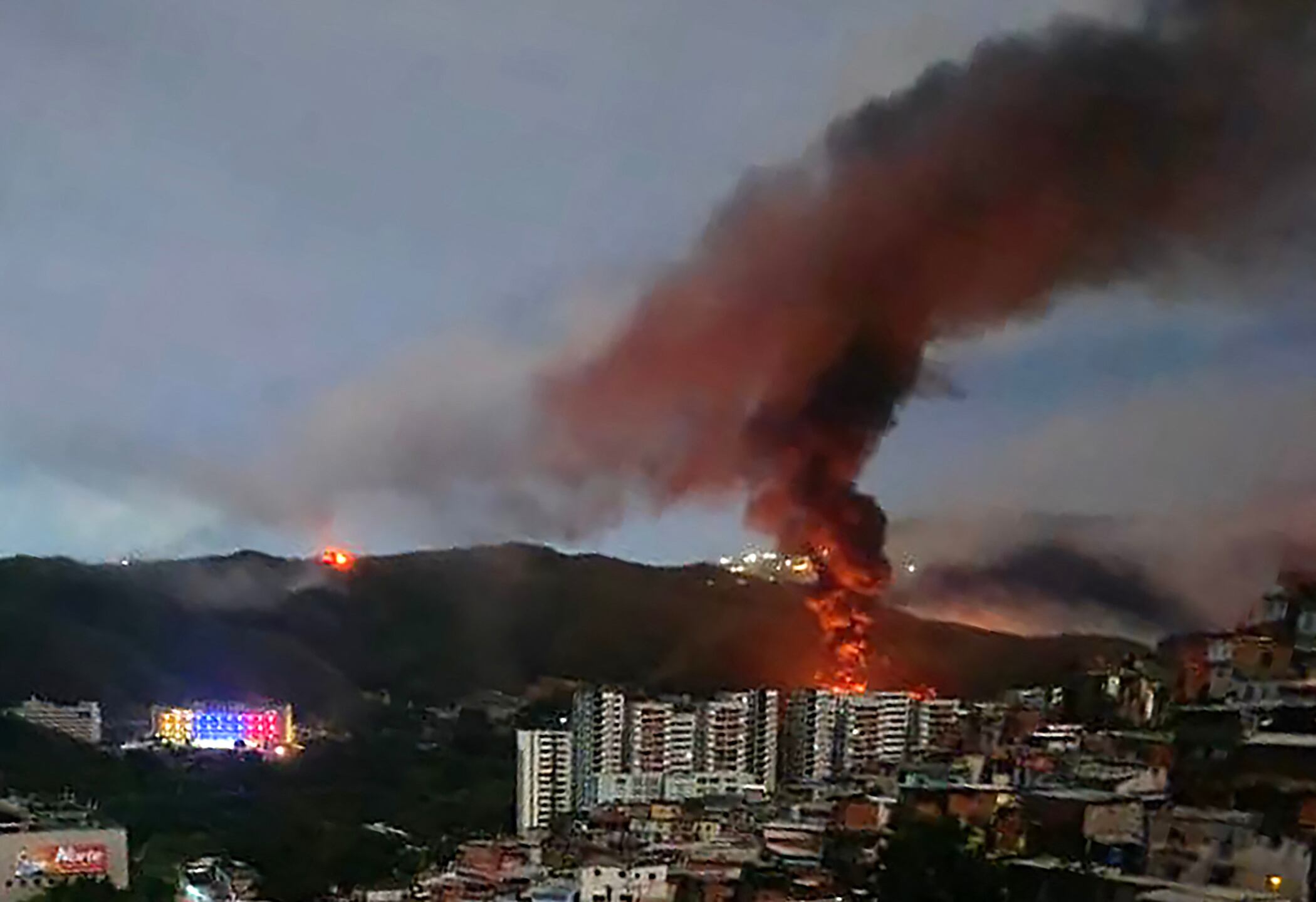 Fuertes explosiones, acompañadas de sonidos similares al sobrevuelo de aviones, se escucharon en Caracas alrededor de las 2:00 a. m. (06:00 GMT) del 3 de enero, según informó un periodista de AFP. Las explosiones se producen mientras el presidente estadounidense, Donald Trump, quien ha desplegado una fuerza de tarea naval en el Caribe, plantea la posibilidad de ataques terrestres contra Venezuela.
