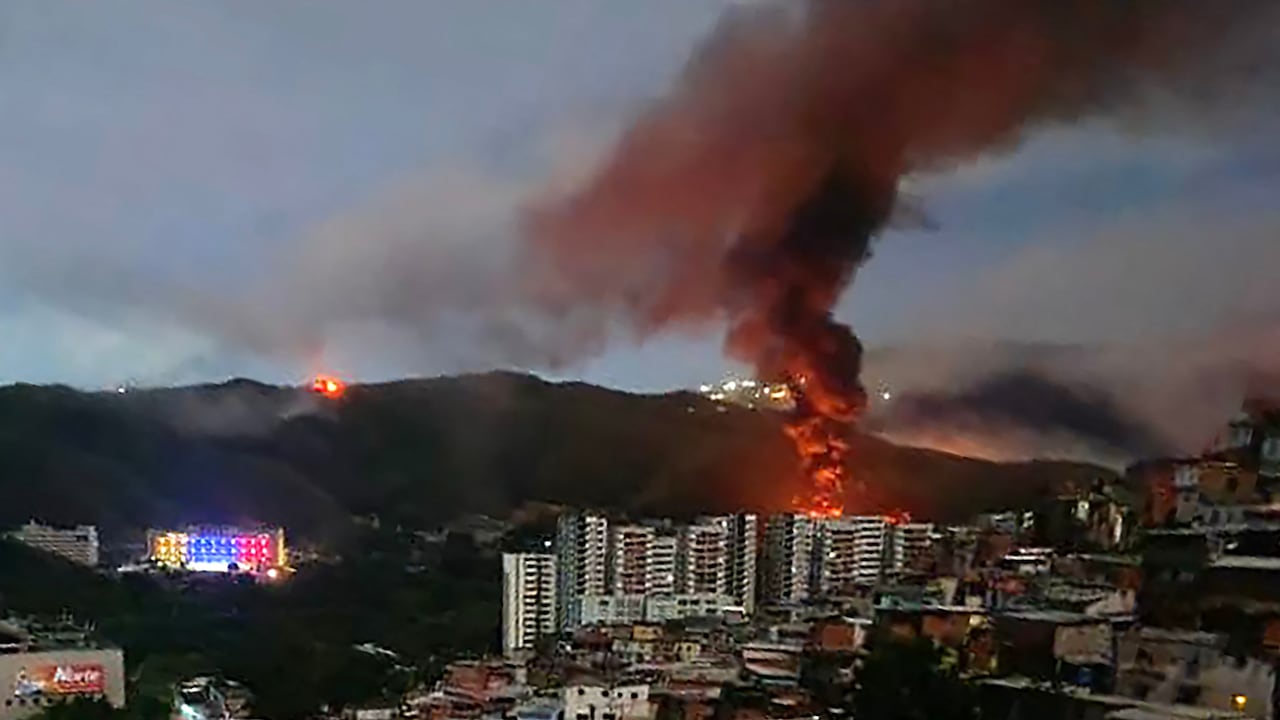 Fuertes explosiones, acompañadas de sonidos similares al sobrevuelo de aviones, se escucharon en Caracas alrededor de las 2:00 a. m. (06:00 GMT) del 3 de enero, según informó un periodista de AFP.