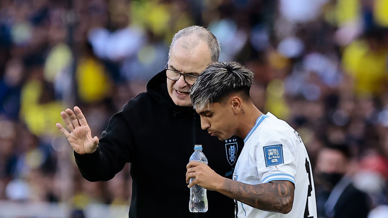 Marcelo Bielsa hablando con Facundo Torres, jugador de Uruguay.