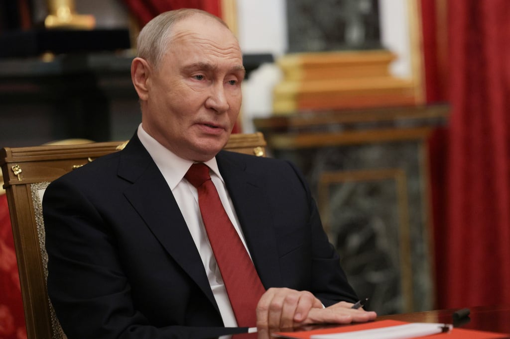 El presidente Vladimir Putin asiste a conversaciones con los enviados del presidente estadounidense Donald Trump, Steve Witkoff y Jared Kushner, en el Palacio del Senado del Kremlin en Moscú.