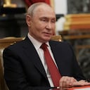 El presidente Vladimir Putin asiste a conversaciones con los enviados del presidente estadounidense Donald Trump, Steve Witkoff y Jared Kushner, en el Palacio del Senado del Kremlin en Moscú.