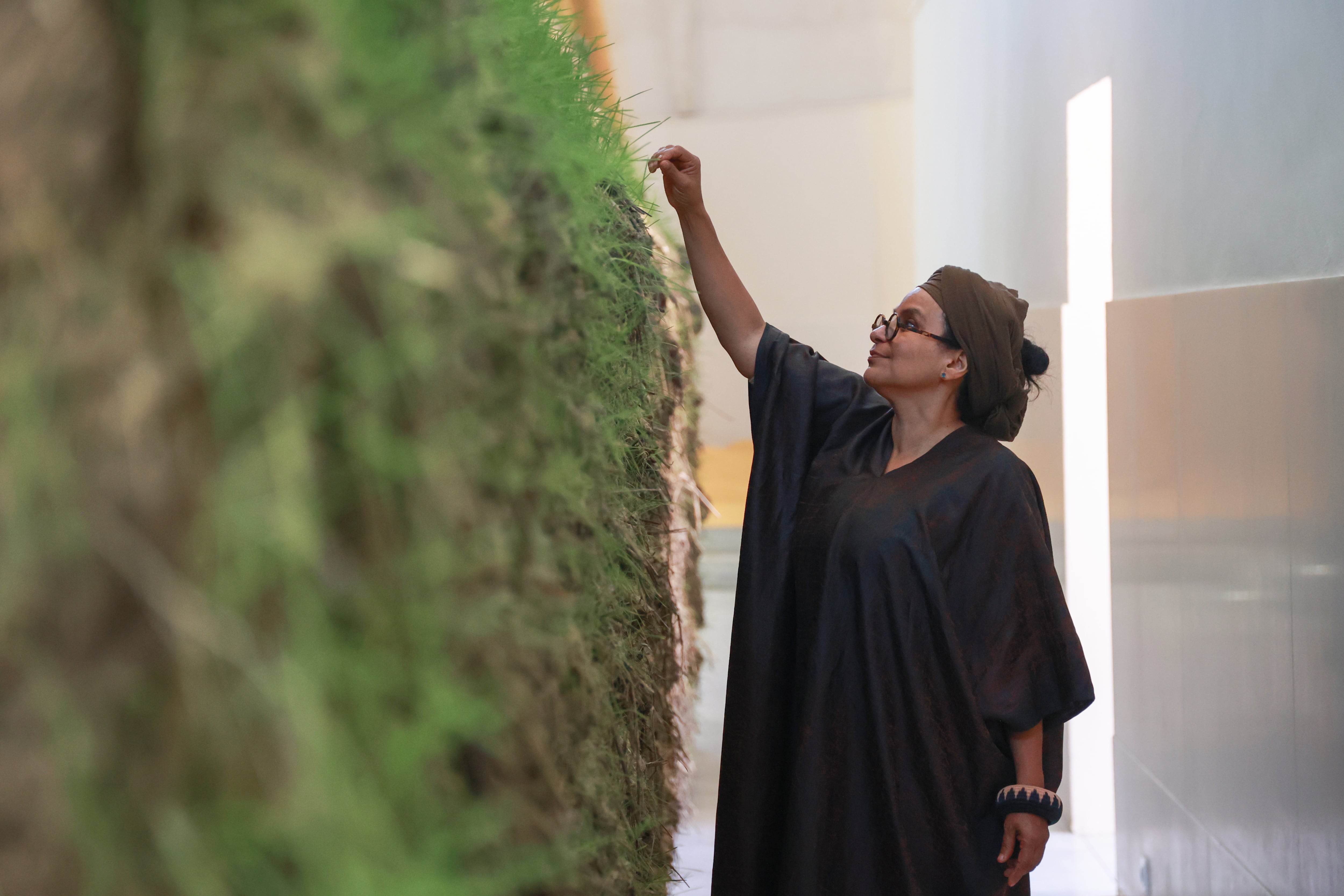 La artista colombiana Delcy Morelos, junto a su instalación «Profundis», en el Monasterio de la Cartuja de Sevilla. 27 de mayo de 2024, Sevilla (Andalucía, España). Foto: Rocío Ruz/Europa Press via Getty Images.