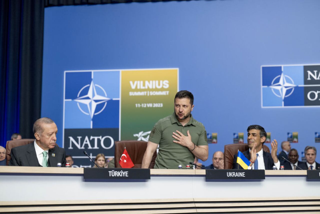 El presidente ucraniano Volodymyr Zelenskyy (C) aplaudió por el presidente turco Recep Tayyip Erdogan (L) y el primer ministro británico Rishi Sunak (R) cuando lo presentan en una reunión del Consejo OTAN-Ucrania durante la Cumbre de la OTAN.