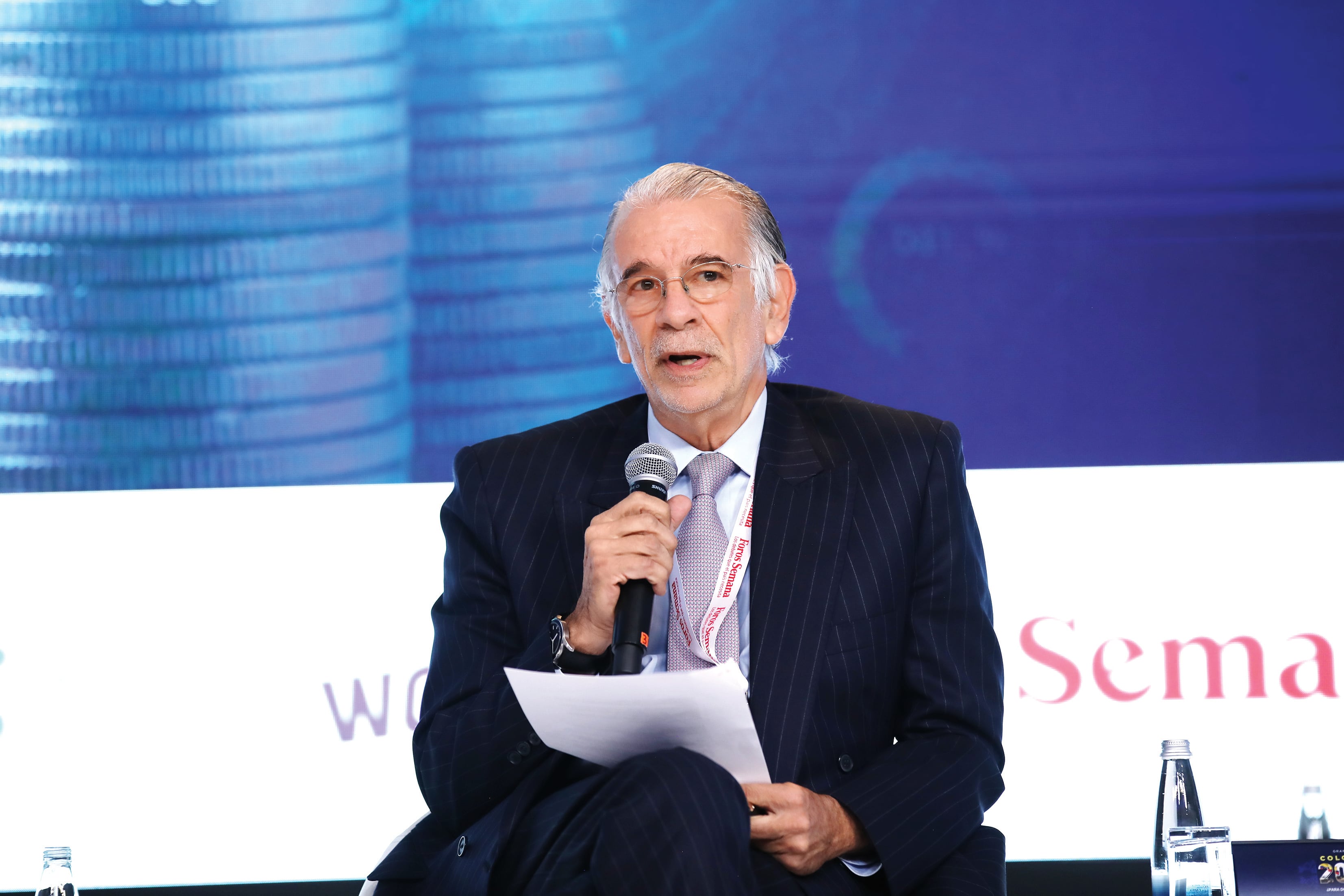 Eduardo  Verano, gobernador del Atlántico, asegura que Afinia o Air-e tienen que controlar las pérdidas tanto técnicas como por robo para que no tengan que facturárselas a los usuarios.