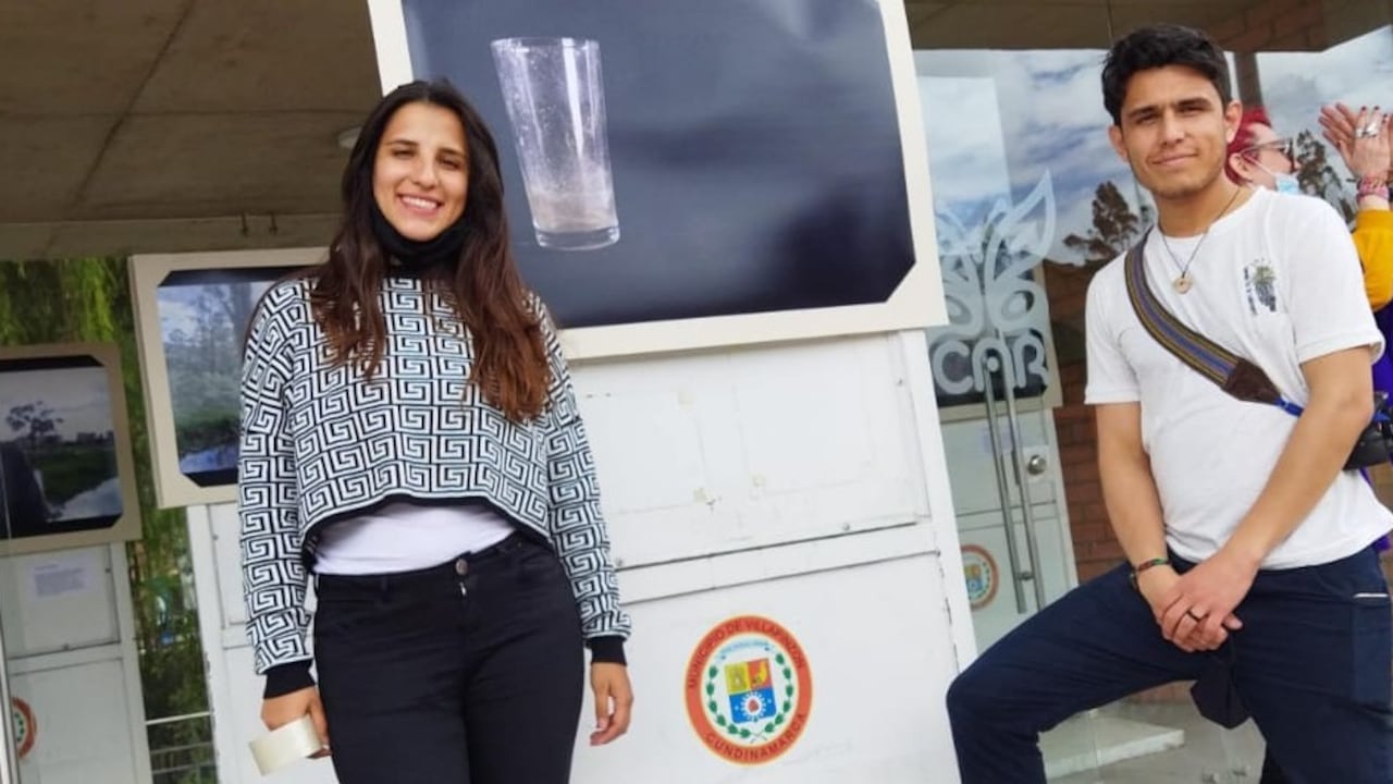 Villapinzón (Cundinamarca), 28 de agosto de 2021. Luisa Barrero, ingeniera ambiental, y Camilo Sánchez Moreno, fotógrafo independiente, durante la inauguración de la exposición 'Vasito de Río', un recorrido por las aguas del Río Bogotá.