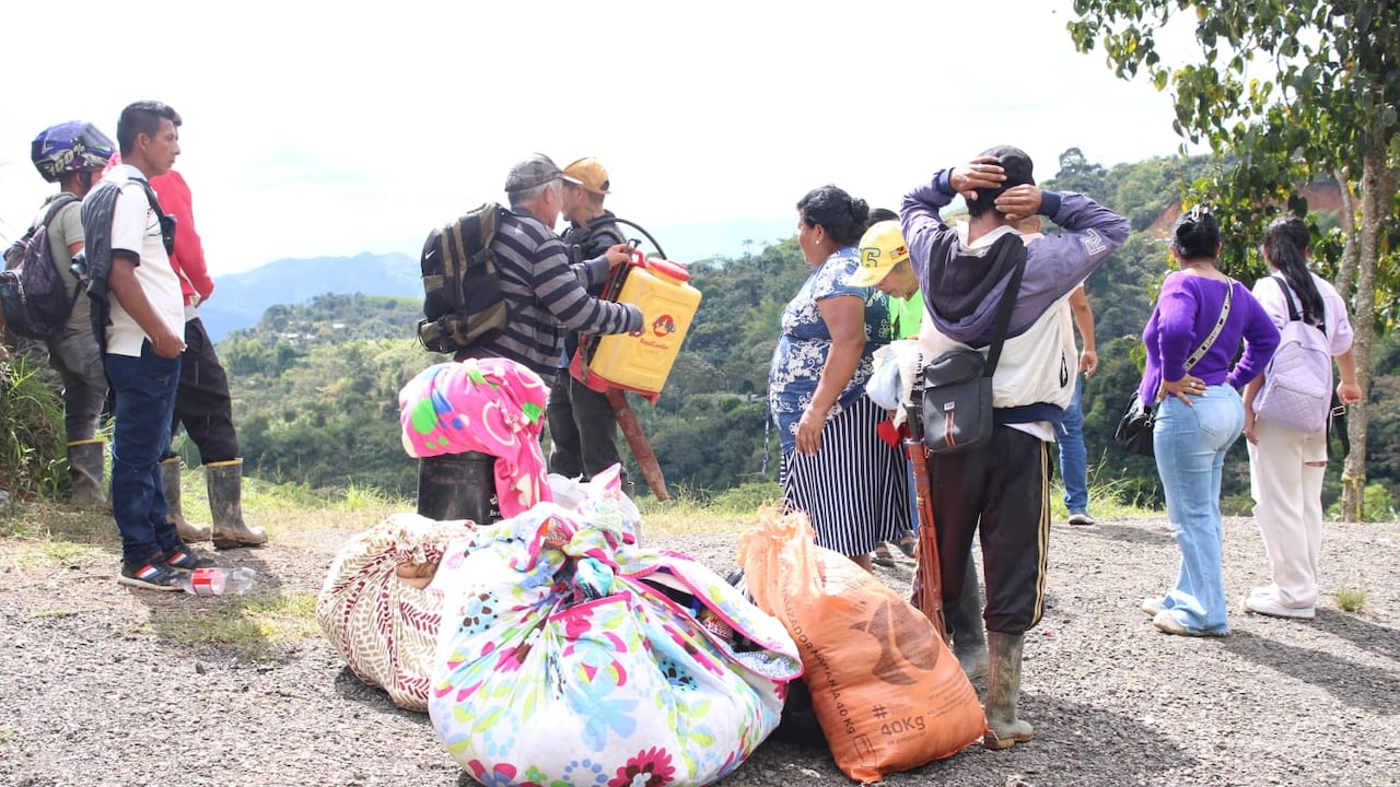 Las personas claman ayuda a los organismos de emergencia, para que los apoyen en la evacuación de sus familiares.