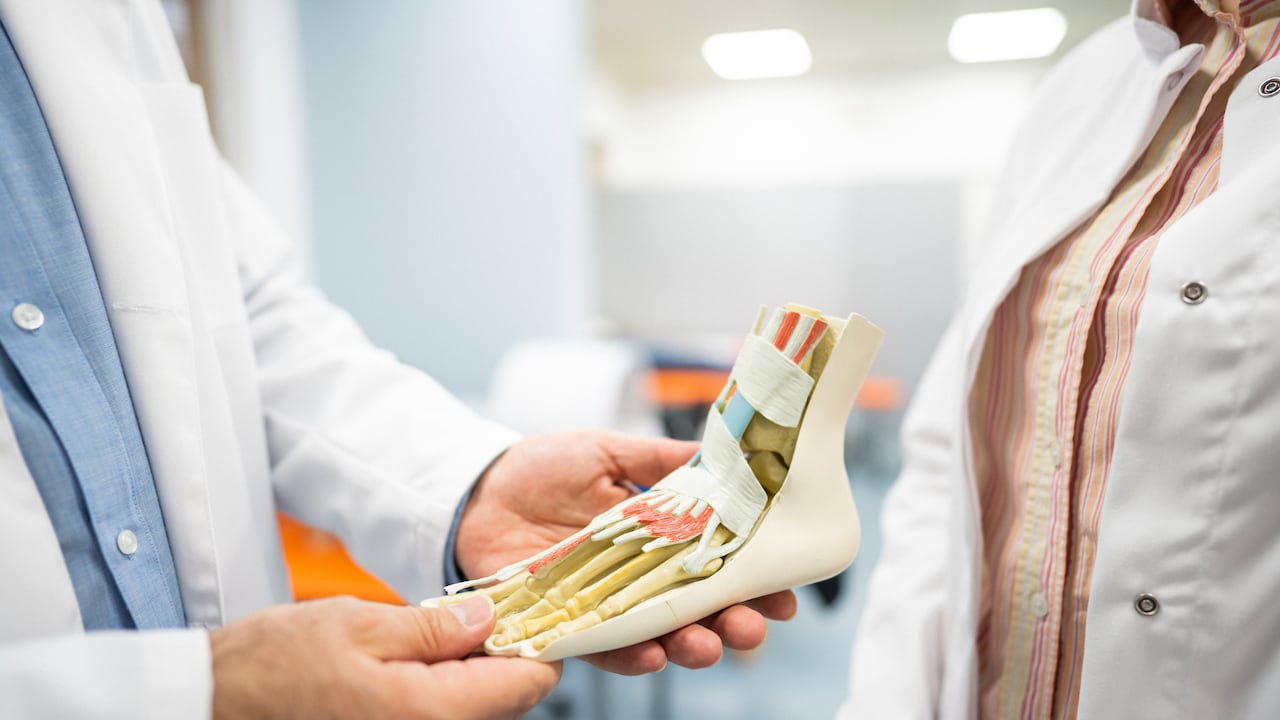 La radiofrecuencia pulsada es un tratamiento que ayuda aliviar el dolor.