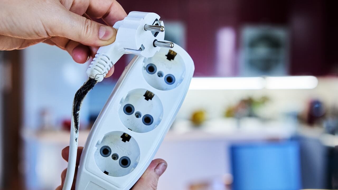 Los cortes de luz pueden tener diversas causas, tanto externas como internas al sistema eléctrico.