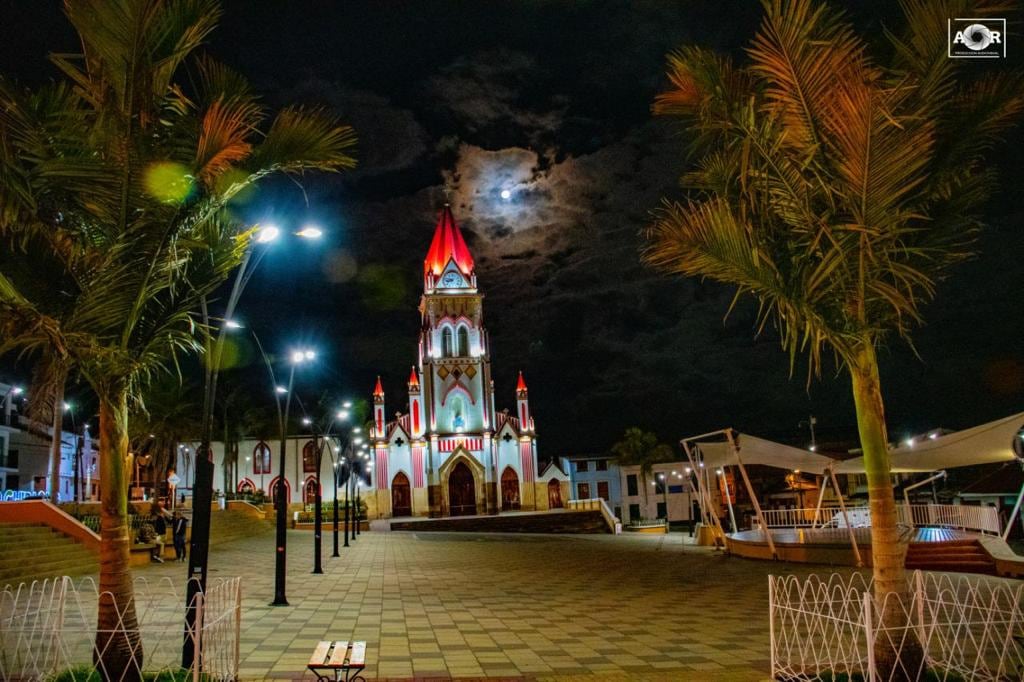 A lo largo de su historia, la plaza central del municipio de Chipaque ha sido escenario de corridas de toros, mercados campesinos, así como punto central de las ferias y fiestas que organiza el municipio. A su alrededor se encuentra la Parroquia de Nuestra Señora del Rosario, que este año cumplió 290 años de construcción y fue la segunda en el oriente de Cundinamarca. Actualmente las escaleras que se encuentran a su costado son un punto de socialización para los habitantes del pueblo. Foto: Alcaldia Chipaque