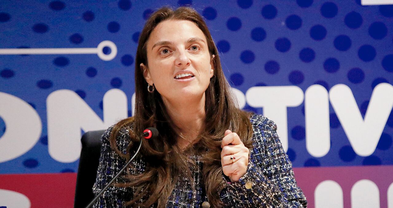 En los chats hay varias alusiones a la ministra Karen Abudinen. Uno de ellos que se cruzaron Luis Fernando Duque y Juan Carlos Cáceres dice: “Hay que hacer un trámite y acercamiento con ella en privado”.