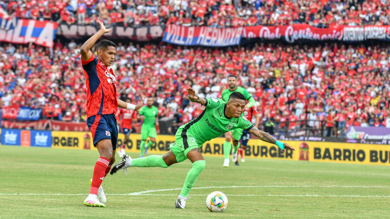 Momento exacto del penal de Homer Martínez sobre Billy Arce