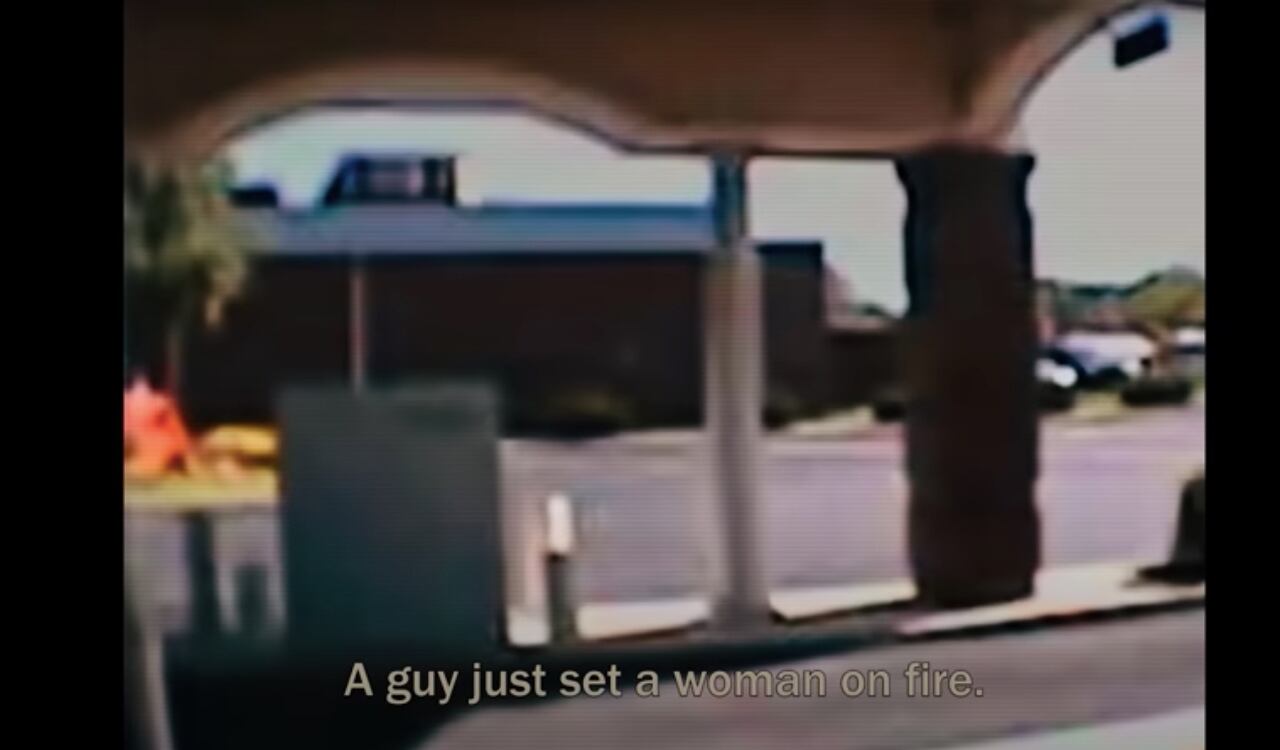 Momento en el que una cámara logra captar el momento en que la mujer está cubierta de fuego