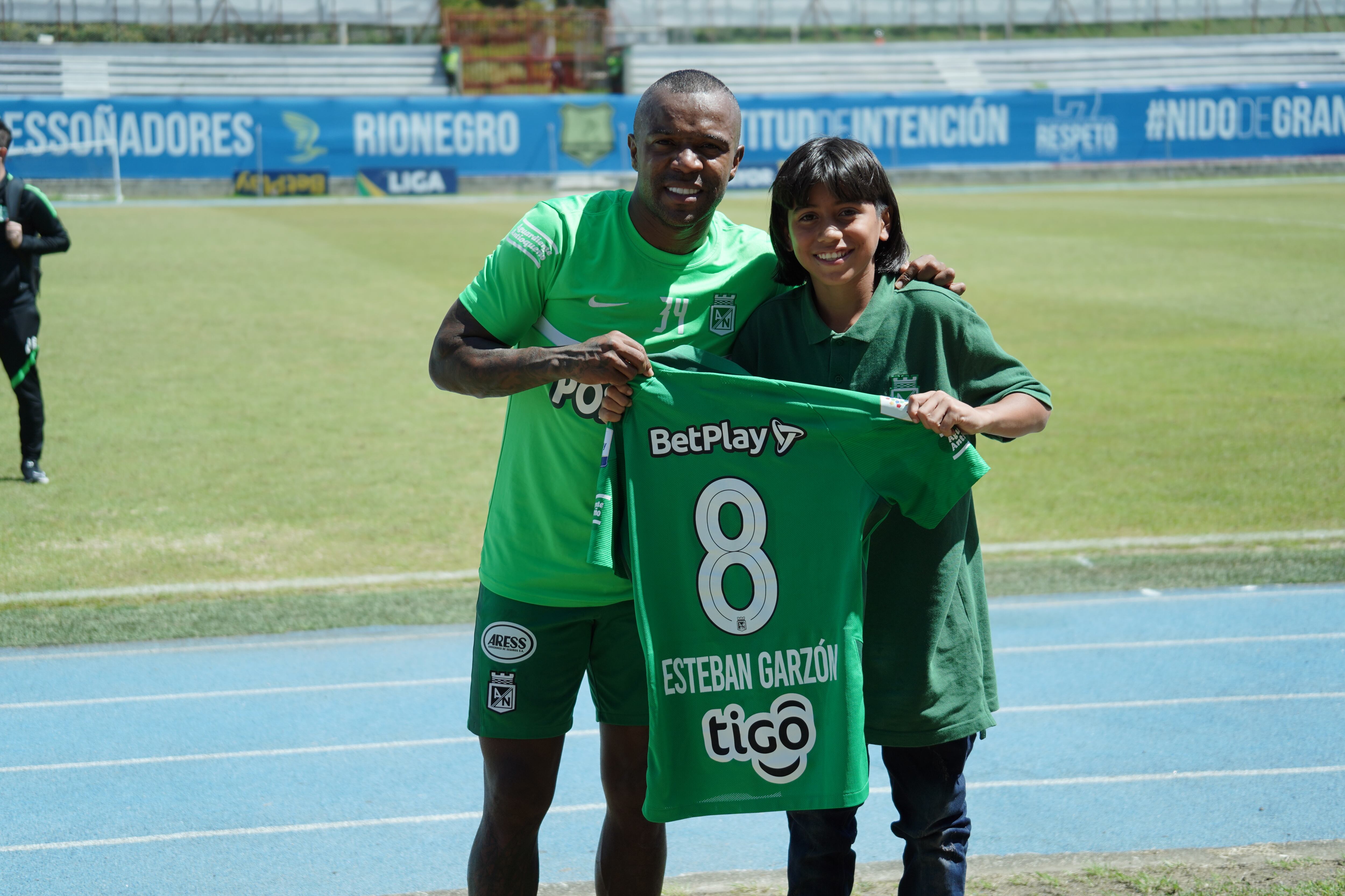 Dorlan Pabón y Braian Garzón. El jugador de Atlético Nacional rindió un homenaje al pequeño capitán del equipo sub 12 que previo al juego con  Cali, perdió a su hermano en un accidente de tránsito.