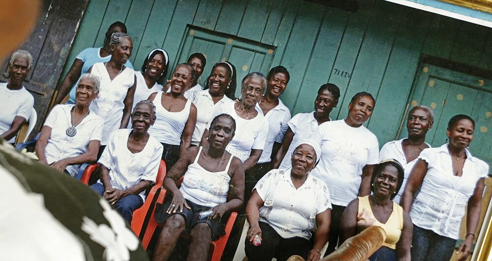 La película refleja el espíritu de un pueblo lleno de mujeres cantaoras, de su talento impresionante y de una resiliencia sin par que la violencia sigue poniendo a prueba a diario. 