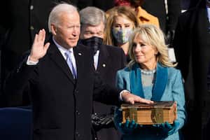 Joe Biden es juramentado como el 46 ° presidente de los Estados Unidos por el presidente del Tribunal Supremo John Roberts mientras Jill Biden sostiene la Biblia durante la 59 ° Inauguración Presidencial en el Capitolio de los Estados Unidos en Washington, el miércoles 20 de enero de 2021 (AP Photo / Andrew Harnik). )
