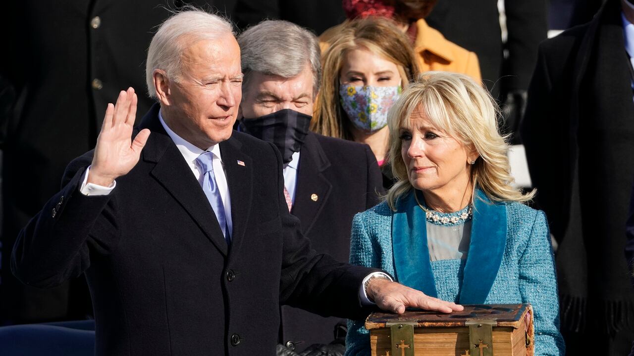 Joe Biden es juramentado como el 46 ° presidente de los Estados Unidos por el presidente del Tribunal Supremo John Roberts mientras Jill Biden sostiene la Biblia durante la 59 ° Inauguración Presidencial en el Capitolio de los Estados Unidos en Washington, el miércoles 20 de enero de 2021 (AP Photo / Andrew Harnik). )