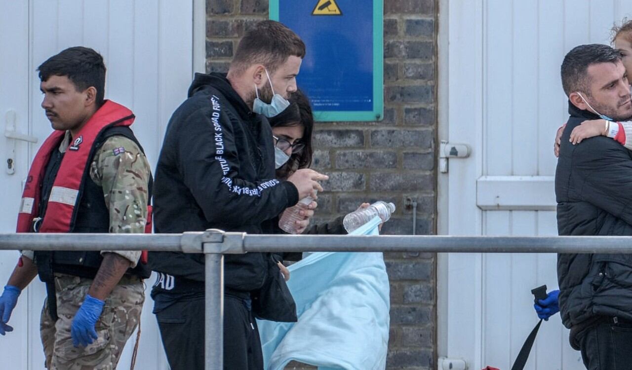 Migrantes llegan a Reino Unido en medio de varias restricciones