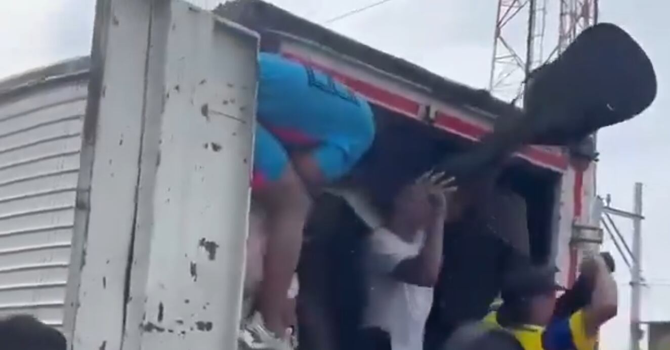 En lugar de ayudar al conductor, la comunidad abrió el camión y se llevó la mercancía.