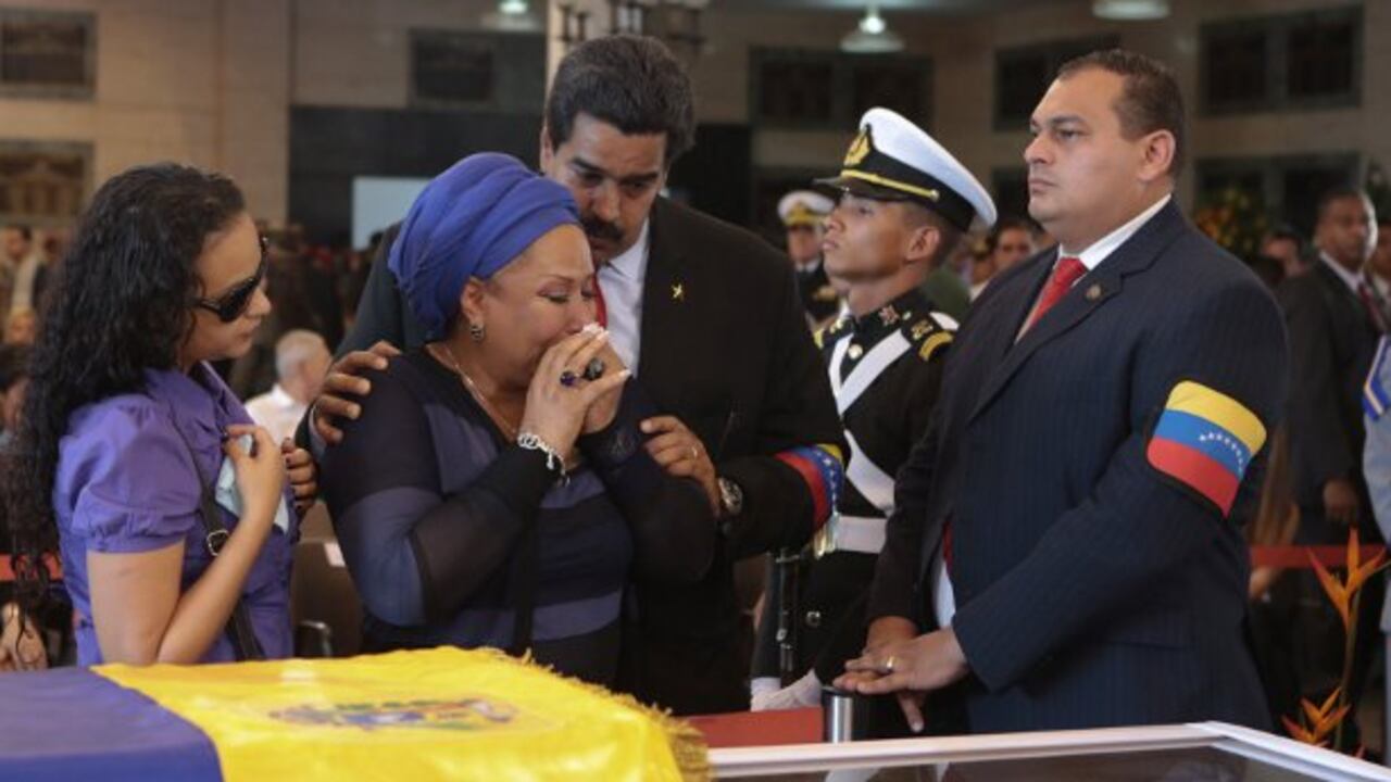 Fotografía cedida por la Presidencia de Venezuela muestra a la exsenadora Piedad Córdoba (c) y al vicepresidente venezolano, Nicolás Maduro (3d), asistiendo a las honras fúnebres del presidente de Venezuela, Hugo Chávez, en la Academia Militar de Caracas (Venezuela).