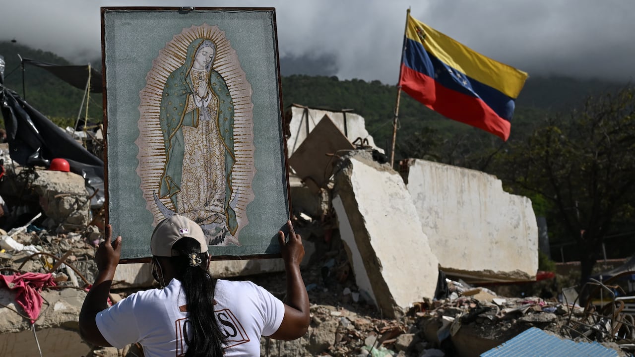 Familiares de las víctimas buscan los cuerpos de sus seres queridos entre los escombros de los edificios destruidos por los terremotos del 24 de junio en Venezuela.